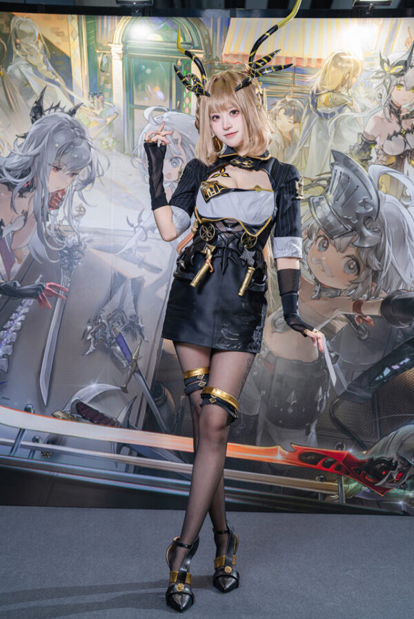 千阳cosplay演绎デナアビ紫龙,利落造型与冷峻神态还原角色质感