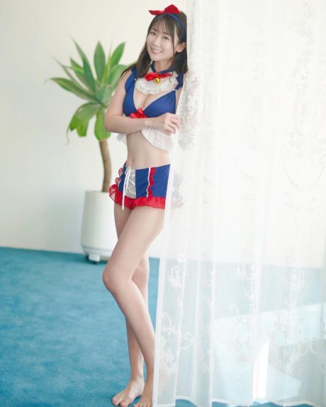 Tsukushi演绎辣妹版哆啦A梦COS,经典蓝白装扮展现反差魅力