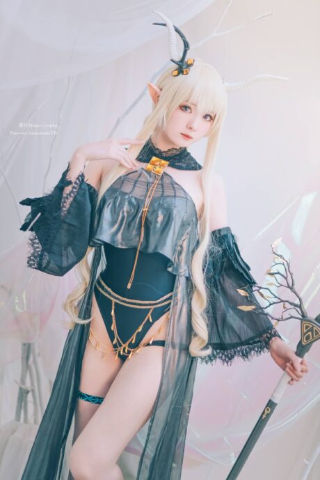 霜月shimo cosplay明日方舟闪灵：黑裙长杖烛光下的萨卡兹医者