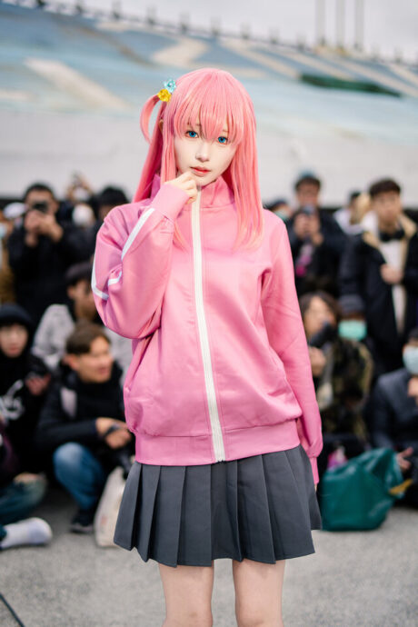 TsukuneTsukiumi出镜《孤独摇滚》后藤独COS，漫展现场生动还原社恐少女