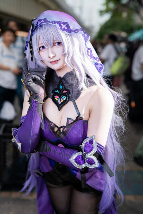 萨拉Sara亮相日本桥街头节，优雅COS《崩坏：星穹铁道》黑天鹅