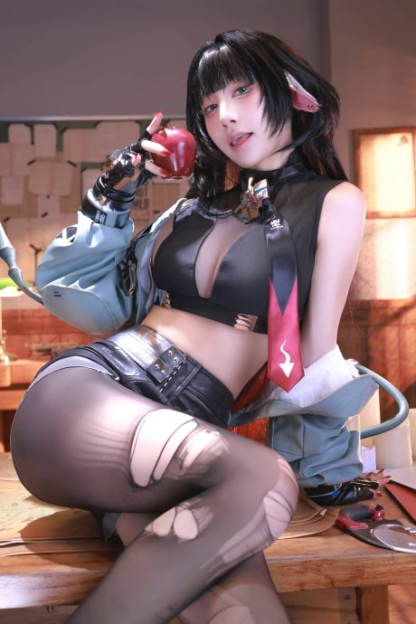 水淼aqua角色扮演《绝区零》简·杜,还原利落特工装束与眼神张力