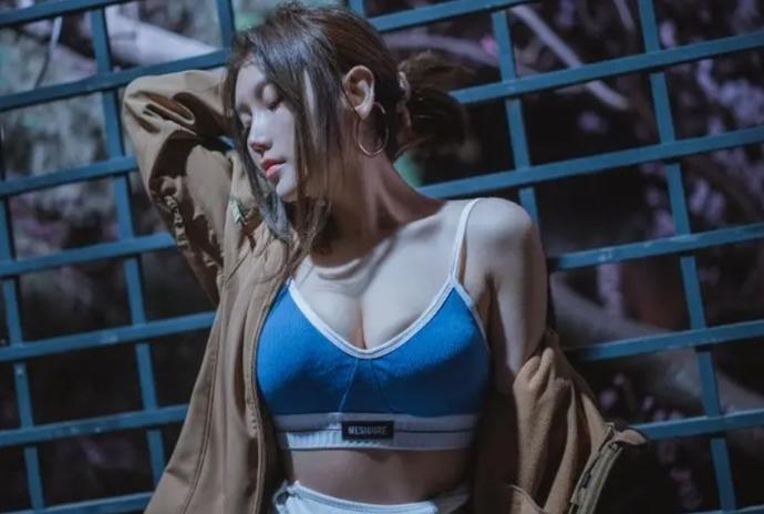 星野咪兔最新写真「夜晚的桃花」：宝蓝吊带撞色黄大衣，夜景冷调侧影太出片