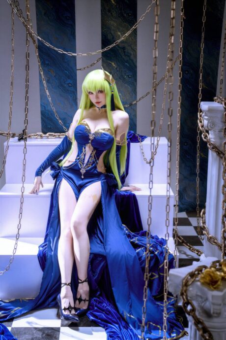 星之迟迟魔女cos反叛的鲁路修C.C.写真,翠绿长发诠释冷艳神韵