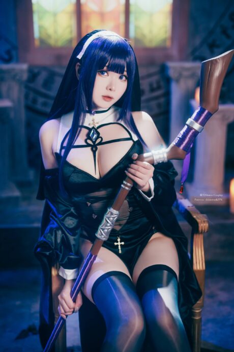 霜月shimo cosplay《葬送的芙莉莲》菲伦，修女造型展现冷艳气质