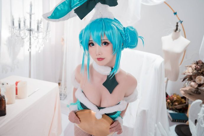 面饼仙儿 初音兔女郎COS写真：经典双马尾搭配毛绒兔耳，尽显甜美灵动