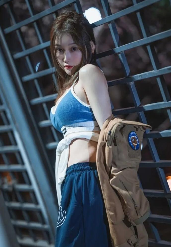 星野咪兔最新写真「夜晚的桃花」：宝蓝吊带撞色黄大衣，夜景冷调侧影太出片