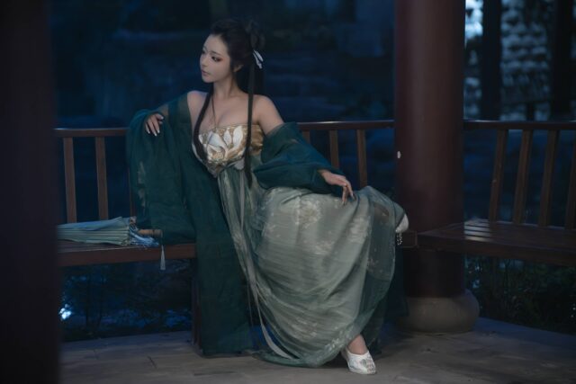 yuuhui玉汇cos柳如烟《囚》主题写真：夜色灯笼下的古典服饰与克制氛围