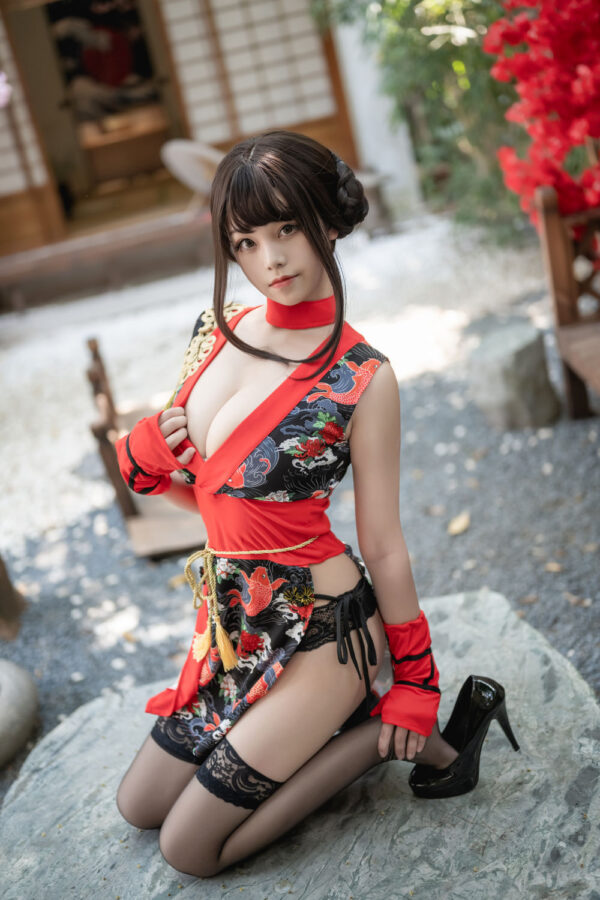 蜜汁猫裘忍者cos:日式庭院光影下的黑红忍者服写真赏析