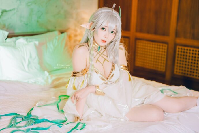 霜月shimo cosplay原神纳西妲，白金长袍与灵动神态还原须弥草神
