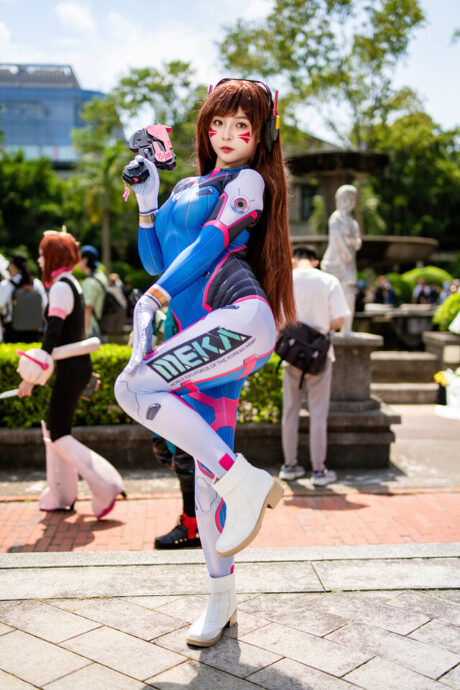 鹤葵《守望先锋》D.Va COS漫展返图：经典蓝粉战服还原元气机甲少女