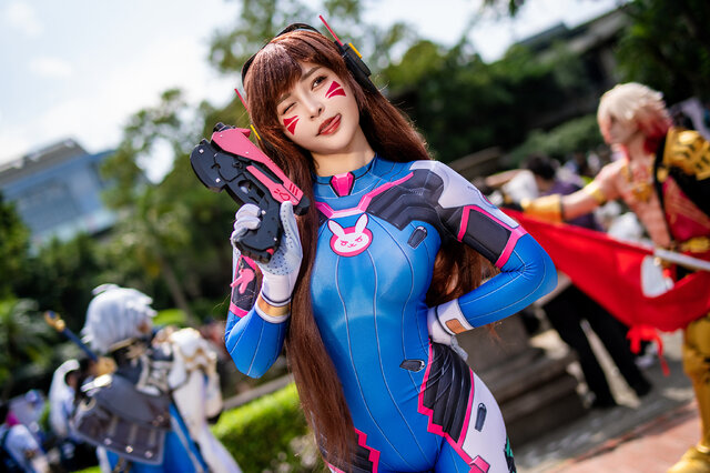 鹤葵《守望先锋》D.Va COS漫展返图：经典蓝粉战服还原元气机甲少女