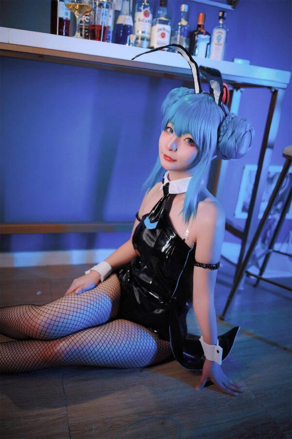 yuuhui玉汇作品：初音未来黑兔女郎COS写真，吧台光影下的灵动瞬间