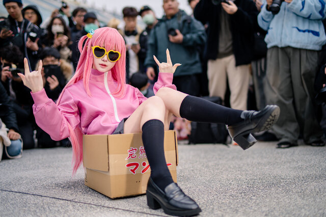 TsukuneTsukiumi出镜《孤独摇滚》后藤独COS，漫展现场生动还原社恐少女