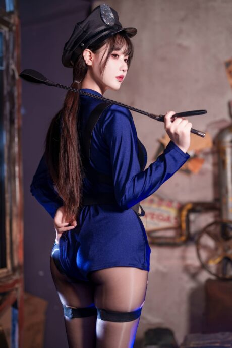 羽生三未cos纯狱之风女警:深蓝制服搭配战术装备,尽显冷峻干练气质