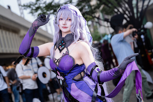 萨拉Sara亮相日本桥街头节，优雅COS《崩坏：星穹铁道》黑天鹅