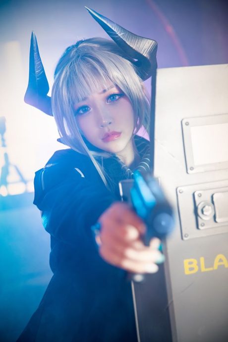 Tomiaaa《明日方舟》雷蛇COS:战术重装造型精细,干练干员展现甜美反差