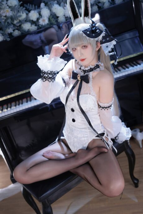 封疆疆v《碧蓝航线》可畏兔女郎COS：精致黑白蕾丝展现皇家优雅与反差