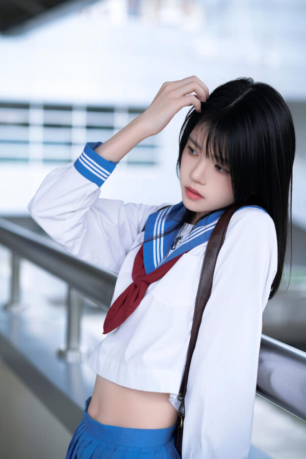 桜桃喵地铁JK制服随拍:在通勤车站台阶定格清透校园风