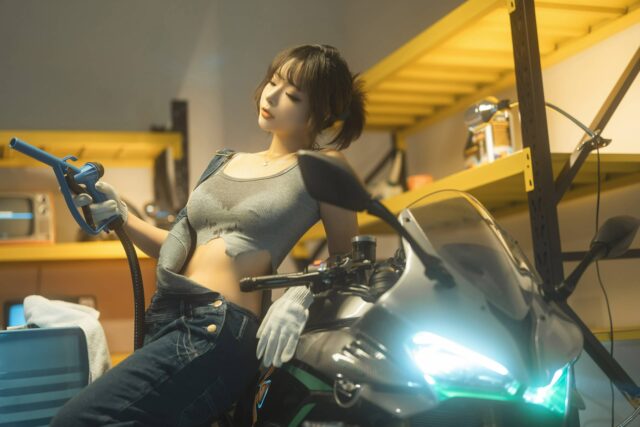 yuuhui玉汇作品机车维修站图集：工装女老板出镜，定格硬核光影质感