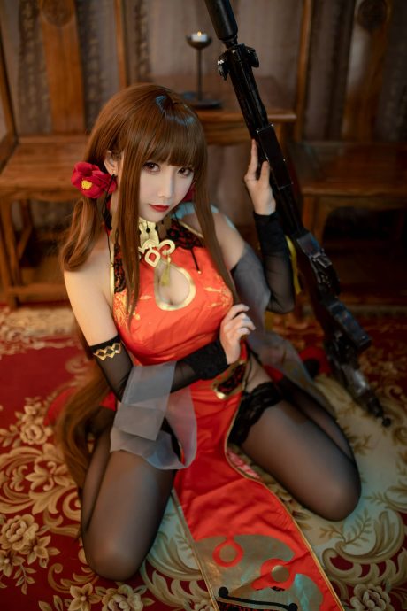 面饼仙儿旗袍cos演绎《少女前线》DSR50,红黑礼服展现冷艳战术美