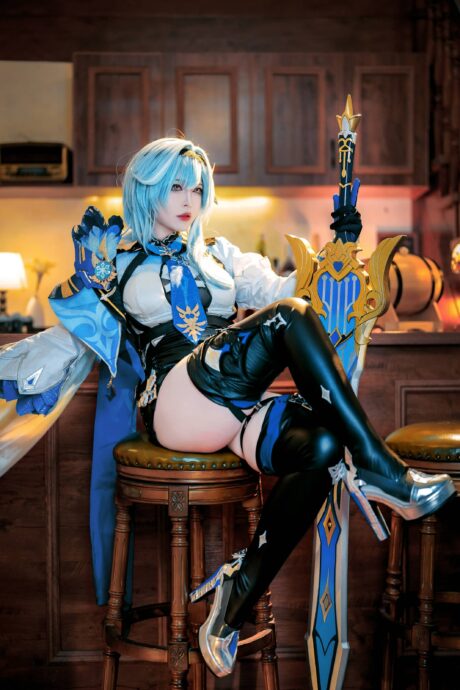 BANBANKO半半子《原神》优菈COS：浅蓝短发搭配作战服还原浪花骑士