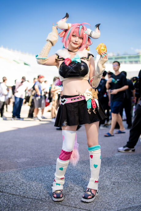 Suzuran现身FF45漫展现场，甜美COS《原神》瓦雷莎的悠闲日常