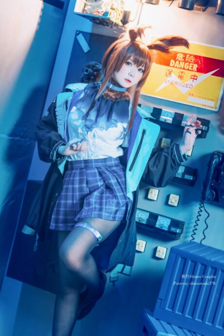 霜月shimo cosplay明日方舟阿米娅：蓝紫光影还原罗德岛领袖气质