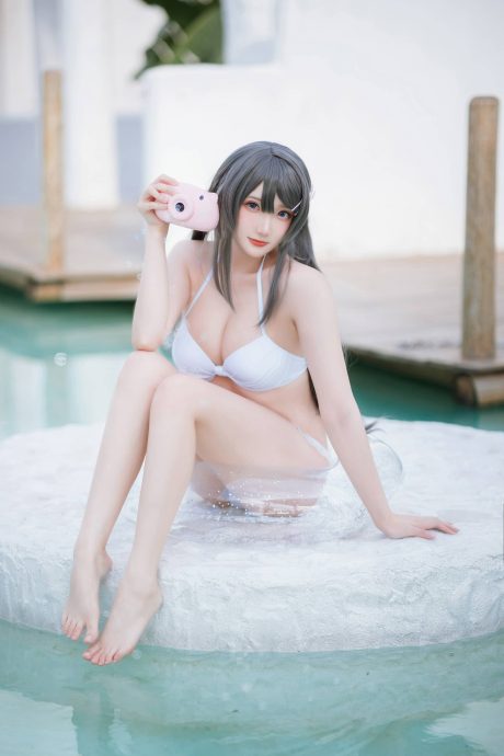 瓜希酱cos樱岛麻衣水边泳装写真,纯白造型定格麻衣学姐清爽夏日