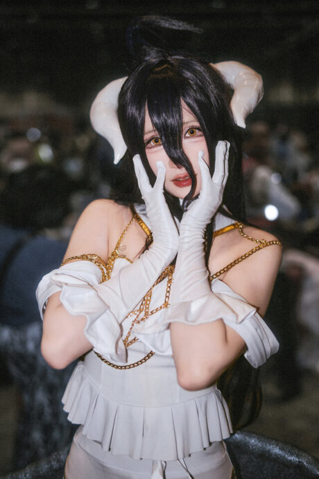 前羽 rr cosplay雅儿贝德亮相漫展，精致白裙还原Overlord守护者气质