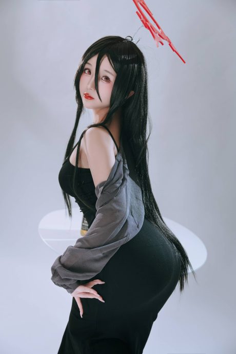 日奈娇COS蔚蓝档案羽川莲见：轻软家居服出镜，尽显副部长的居家温柔