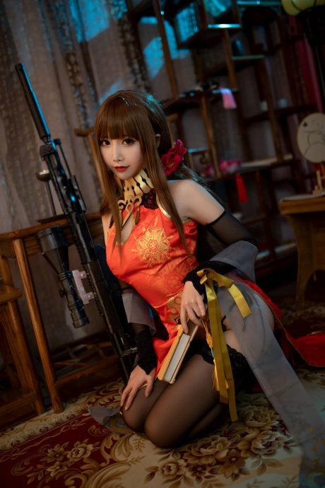 面饼仙儿旗袍cos演绎《少女前线》DSR50,红黑礼服展现冷艳战术美