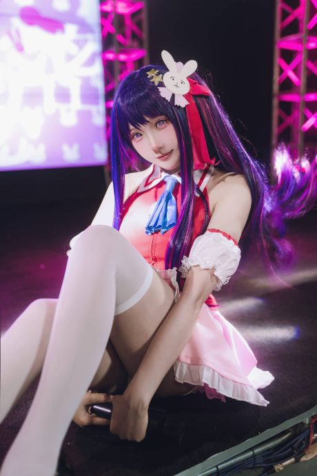 瓜希酱COS《我推的孩子》星野爱,紫罗兰星眸还原经典舞台造型