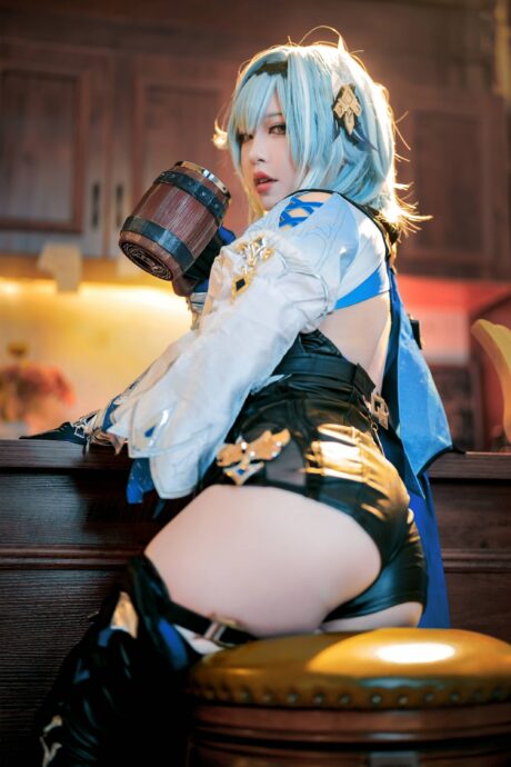 BANBANKO半半子《原神》优菈COS：浅蓝短发搭配作战服还原浪花骑士