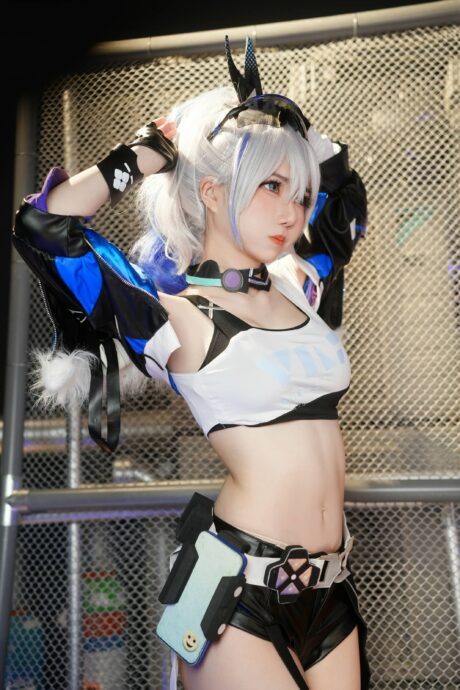 SallyDorasnow出镜《崩坏:星穹铁道》银狼COS,银发机能风还原星核猎手