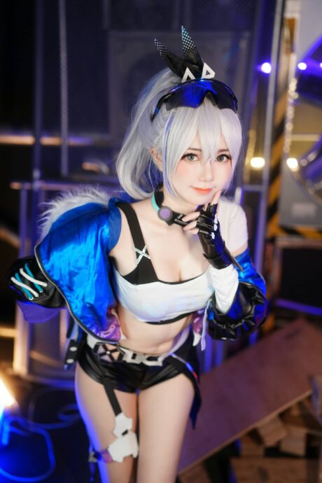SallyDorasnow出镜《崩坏:星穹铁道》银狼COS,银发机能风还原星核猎手