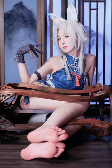 封疆疆v演绎《崩坏:星穹铁道》飞霄COS,利落战服与挺拔身姿尽显飒爽锋芒
