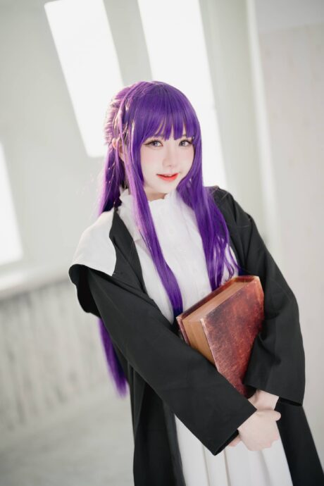 《葬送的芙莉莲》菲伦COS:sallydorasnow写真还原沉静魔法使