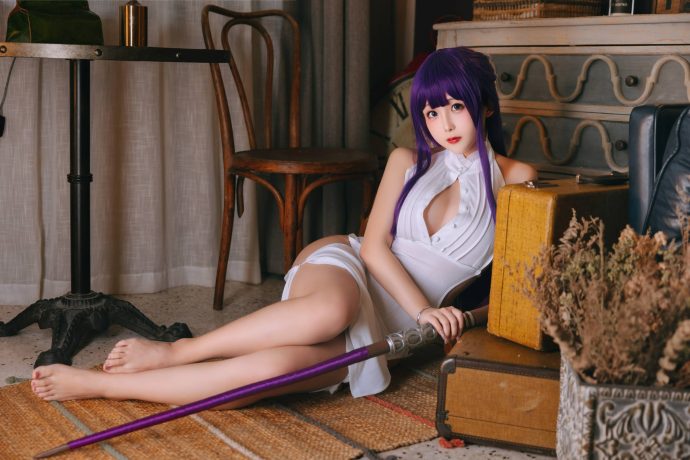 日奈娇COS菲伦白色旗袍写真：冷感魔法使的高开叉二创造型