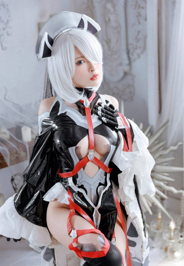 清水由乃cos服装还原尼尔2B花嫁造型,黑白皮革长裙与古典室内写真