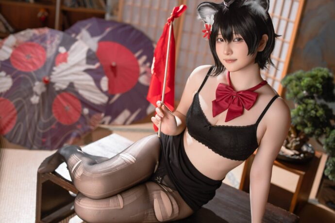 屿鱼Yukako蔚蓝档案春日椿COS:和室午后光线下的慵懒困意日常