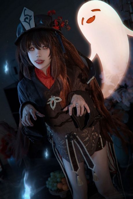 咬一口兔娘ovo写真化身原神胡桃，精致妆造还原往生堂堂主灵动神韵