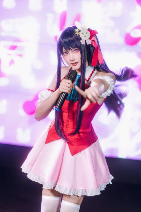 瓜希酱COS《我推的孩子》星野爱,紫罗兰星眸还原经典舞台造型
