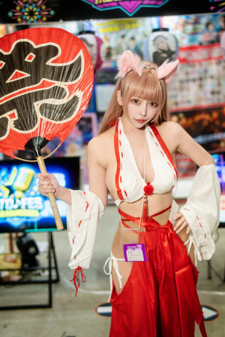加贺美麻糬狐狸巫女造型亮相Comiket 106，和风灵气与妖异气质并存