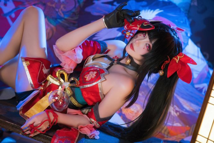瓜希酱COS《崩坏：星穹铁道》花火，红黑华服与假面细节还原戏谑神韵