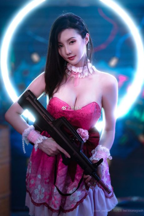 绝地求生萨拉粉裙持枪亮相，如月灰cos作品演绎战地反差魅力