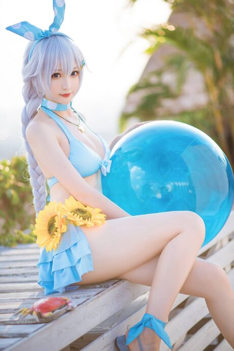 小南宫《崩坏3》泳装琪亚娜COS：夏日泳池边的女武神清爽假日