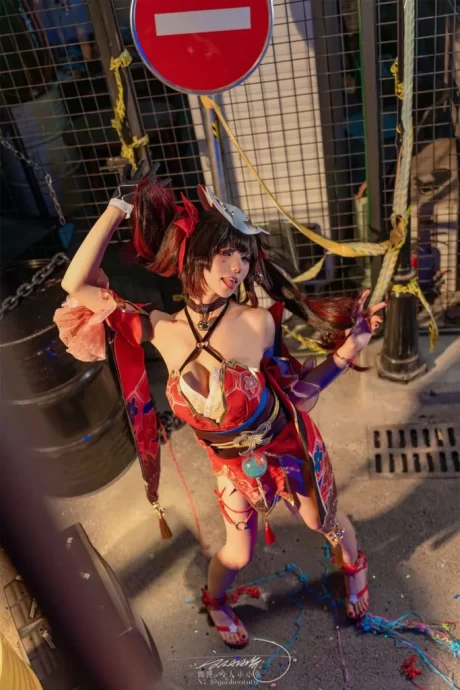 咬人小小兔COS《崩坏：星穹铁道》花火，手持面具拿捏假面愚者神秘感