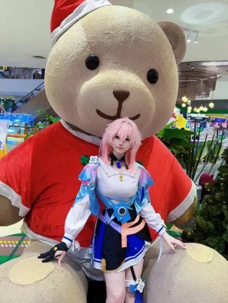 格蕾丝演绎《崩坏：星穹铁道》三月七COS，手持相机定格元气少女
