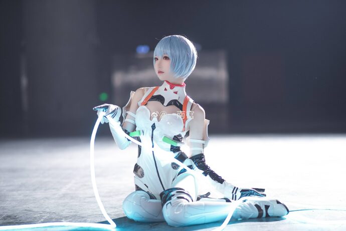小南宫COS《新世纪福音战士》绫波丽，白色战斗服与短发细节还原经典